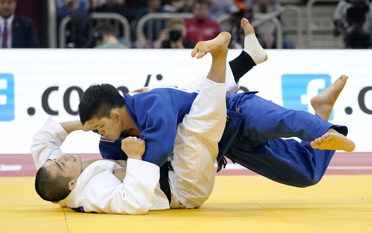男子73キロ級決勝　韓国の安昌林（下）を破り優勝した大野将平（共同）