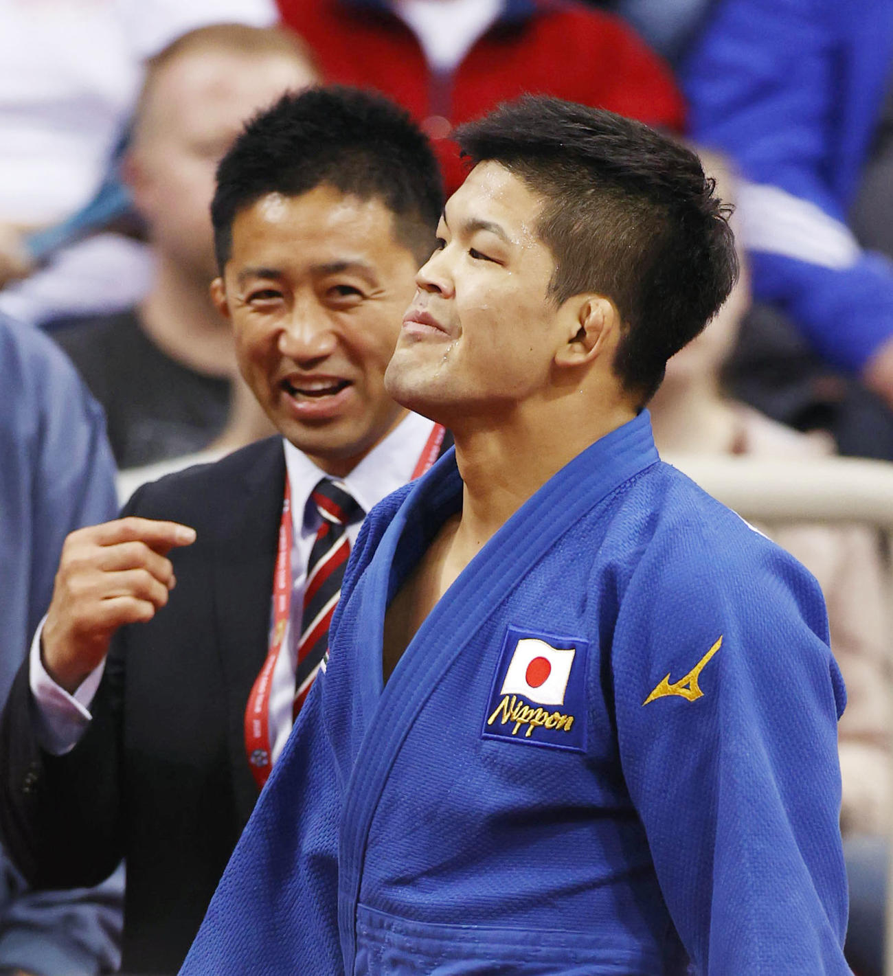 男子73キロ級で優勝し、引き揚げる大野将平。奥は金丸雄介コーチ（共同）