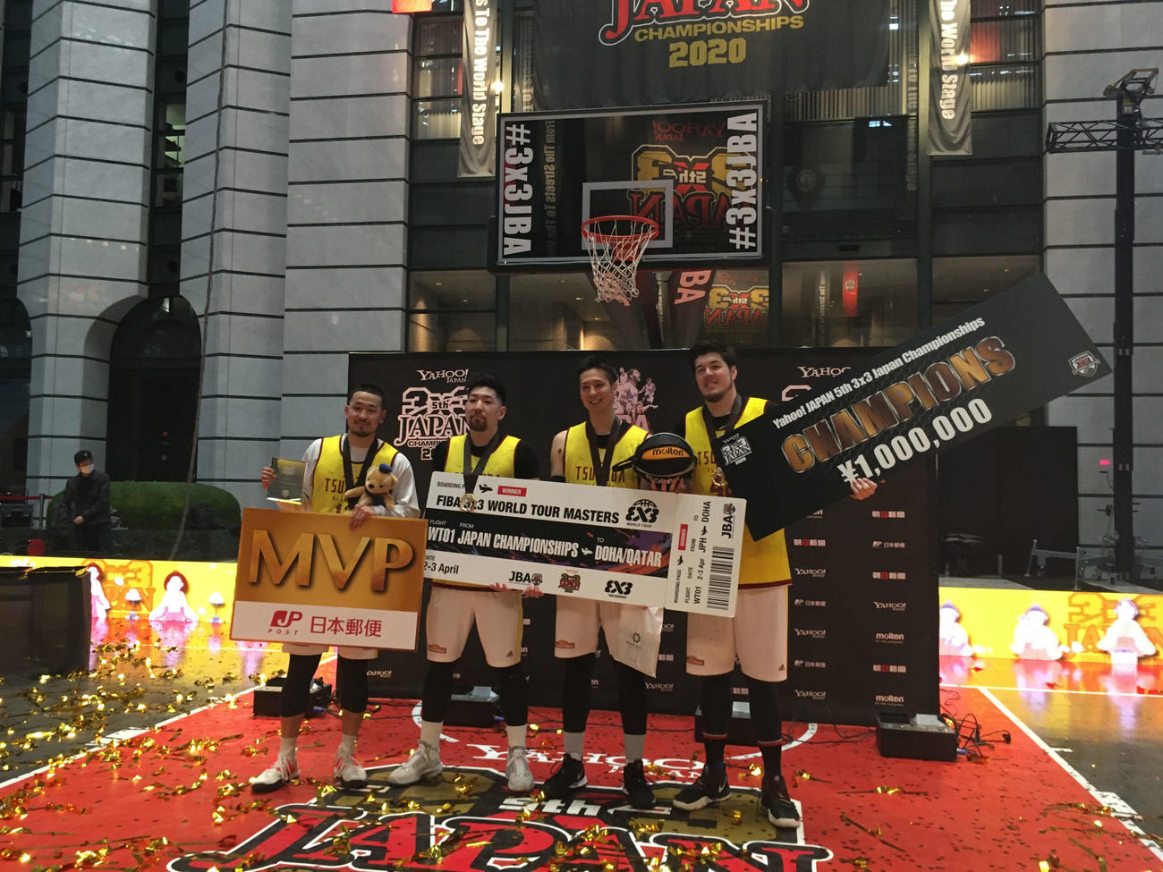 3人制バスケットボール日本選手権の男子で優勝したTEAM　TSUKUBA（茨城）の4人。左端がMVP受賞の大友（撮影・奥岡幹浩）