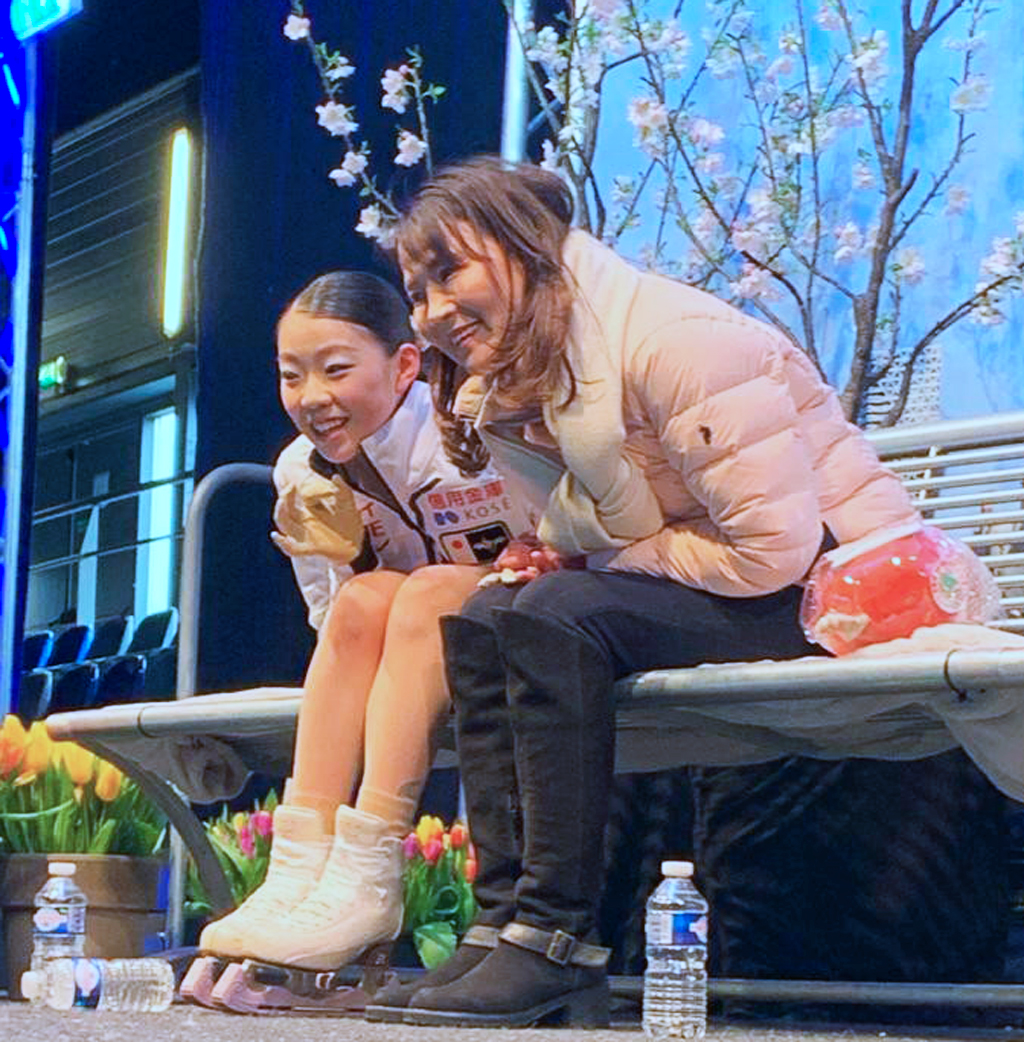 チャレンジ・カップ女子で2連覇した紀平梨花（左）と浜田美栄コーチ（撮影・エリーヌ・スウェーブルス通信員）