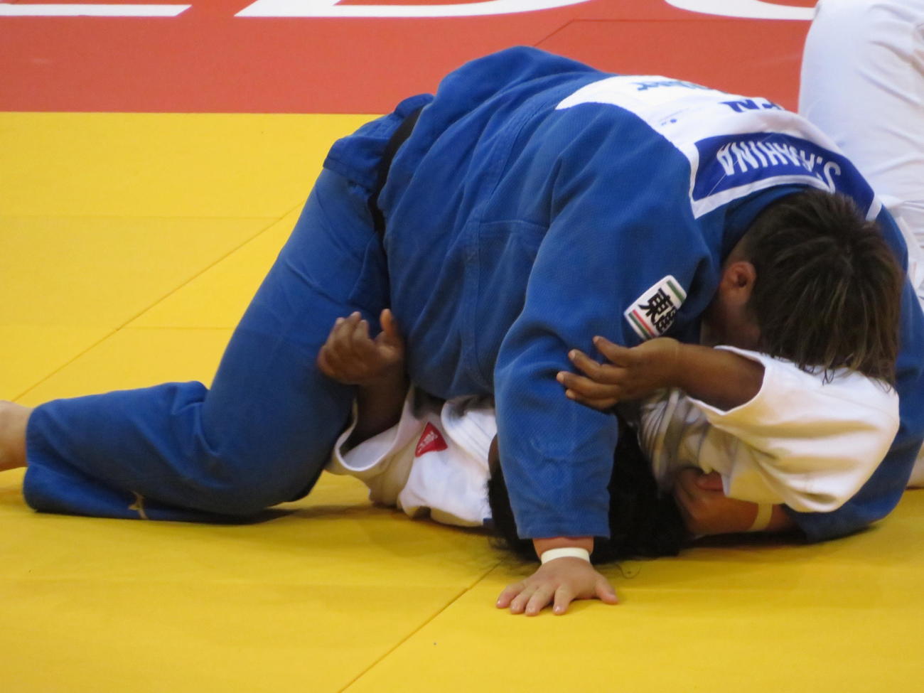 準決勝でオルティスに寝技を仕掛ける朝比奈沙羅（撮影・峯岸佑樹）
