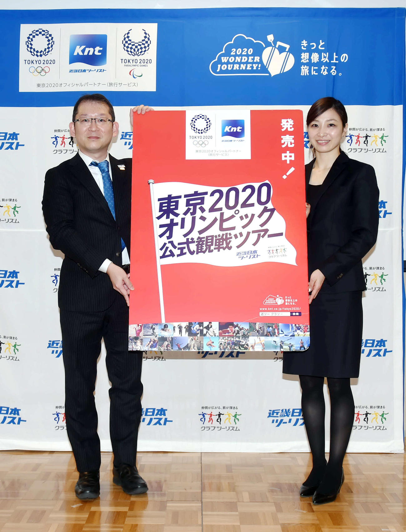 観戦ツアーをアピールするリガーレ仙台・佐藤（右）とクラブツーリズム東北旅行センター亀井支店長