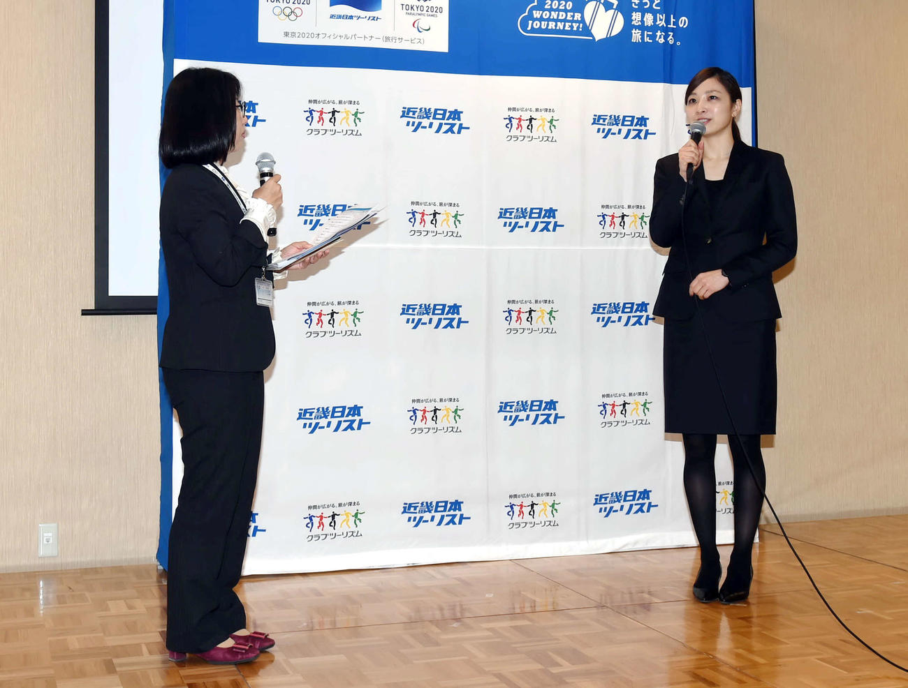 トークショーで司会の質問に答える、元バレーボール女子日本代表のリガーレ仙台・佐藤（右）（撮影・相沢孔志）