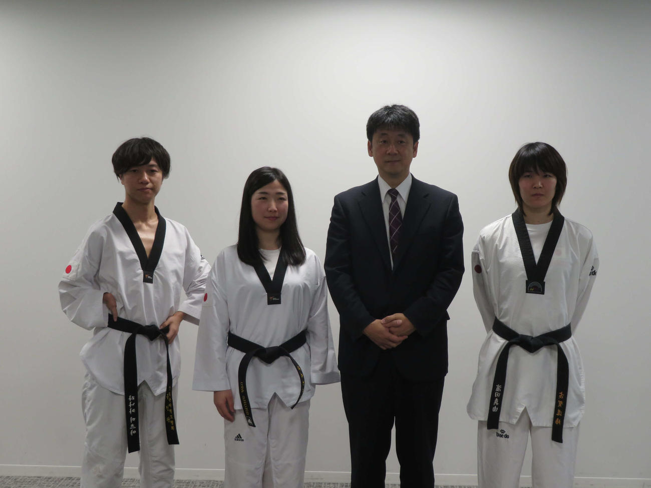 会見に登壇した左から田中、太田、サテライトオフィスの原口社長、浜田（撮影・上田悠太）