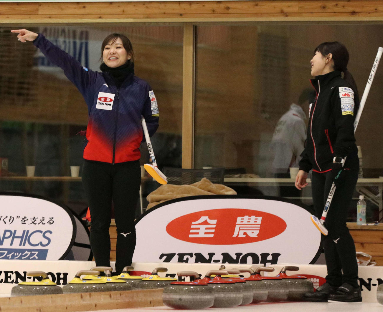 試合前に談笑する吉田姉妹。左が知那美、右が夕梨花（撮影・浅水友輝）