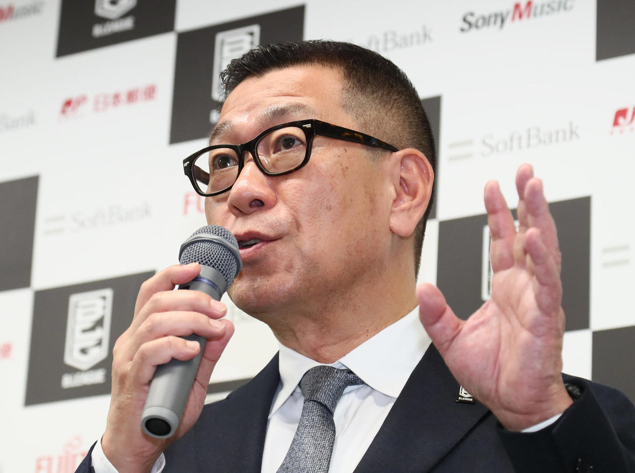 新型コロナウイルス感染拡大の影響を受け、リーグ戦の延期を発表したBリーグの大河チェアマン（撮影・足立雅史）