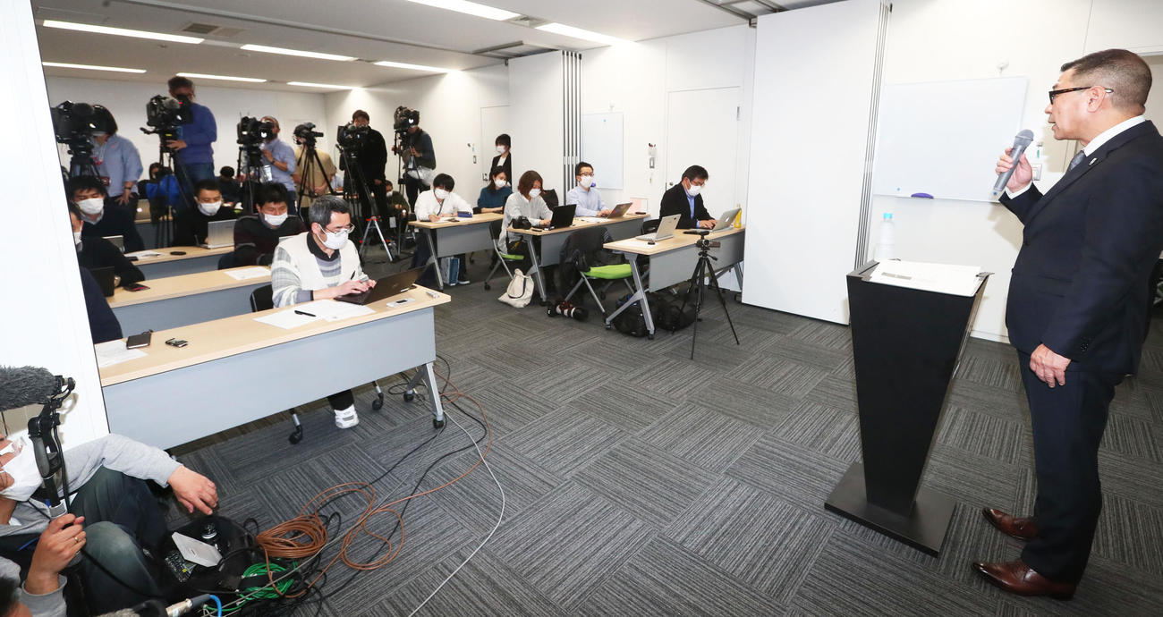 マスク姿で会見を取材する報道陣（撮影・足立雅史）