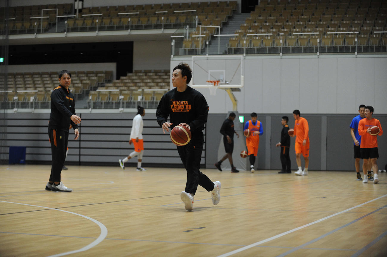 延期決定後、初の練習をする五十嵐（中央）ら新潟のメンバー
