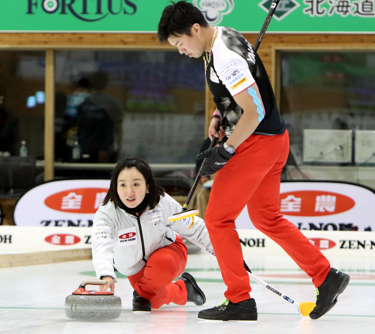 ショットを放つ藤沢と山口（撮影・奥村晶治）