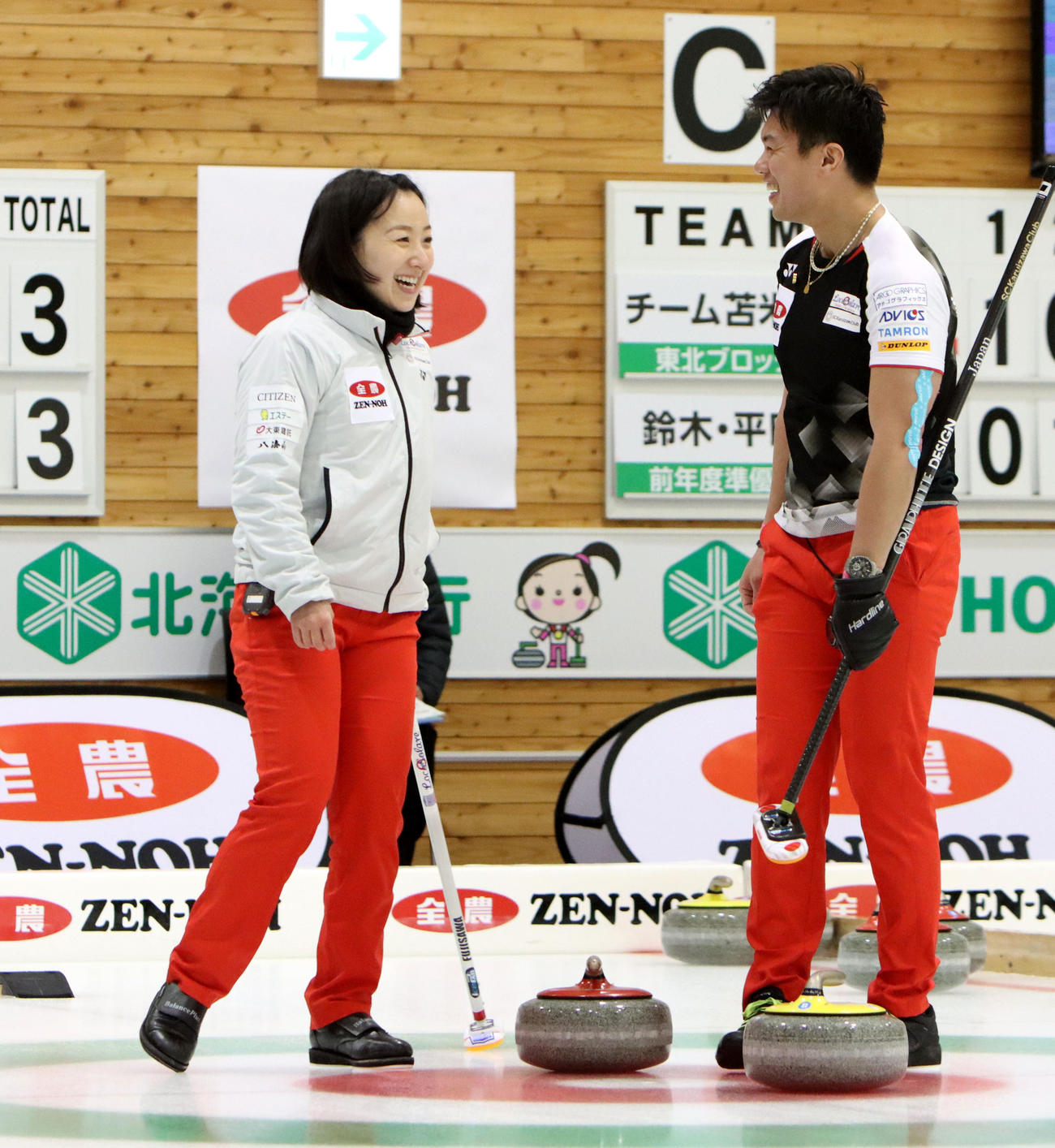 試合中に笑顔を見せる藤沢（左）と山口（撮影・奥村晶治）