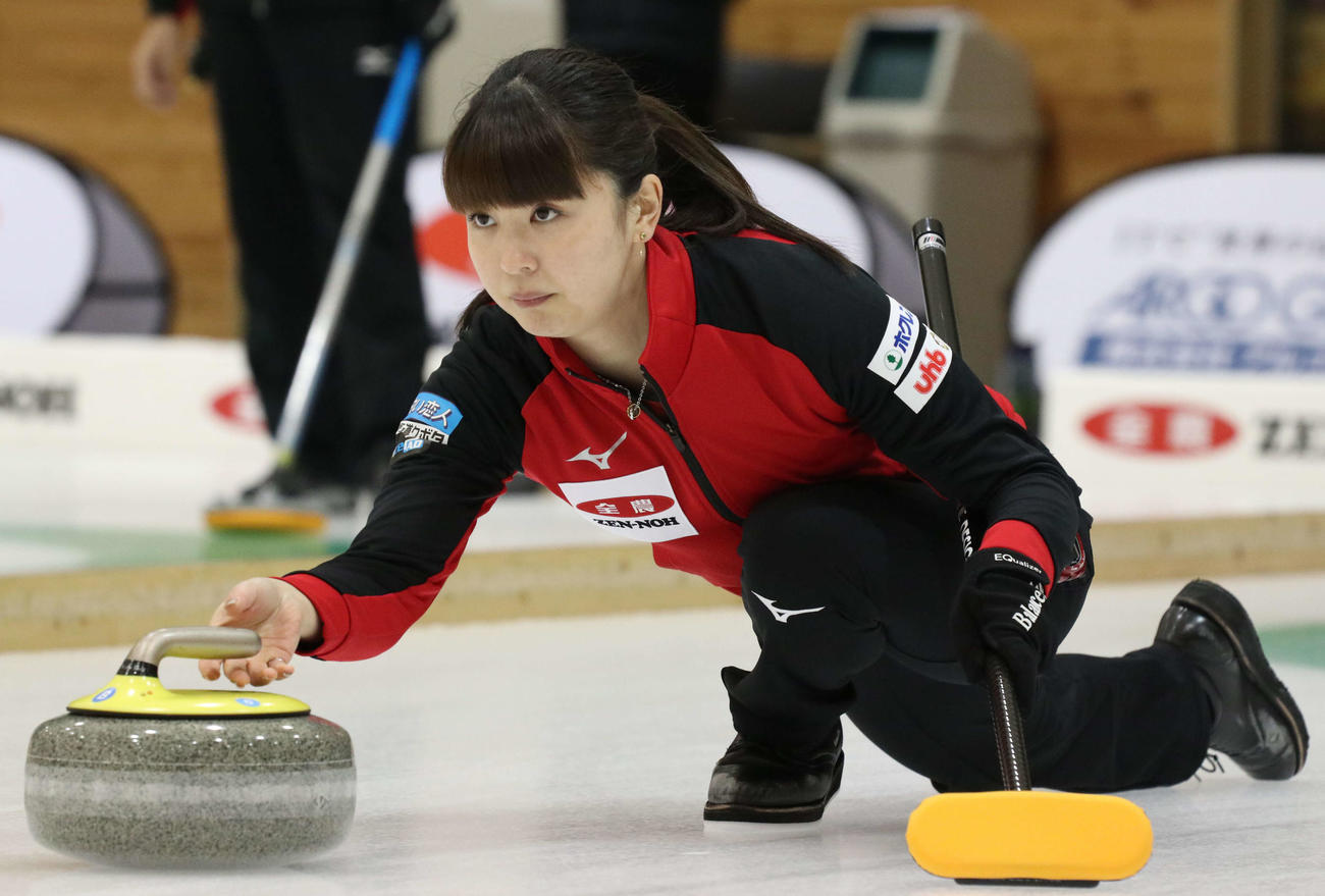 チーム北村戦の第5E、ストーンを投じる松村千（撮影・浅水友輝）