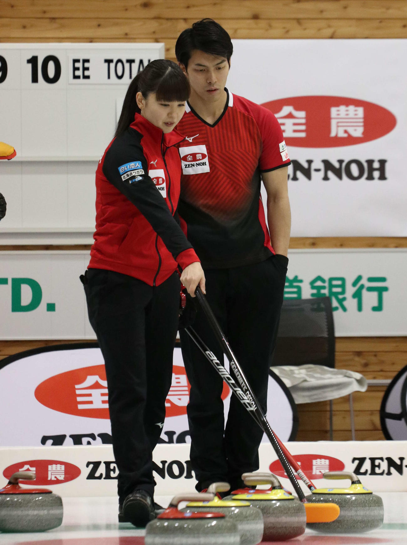 チーム北村戦の第5E、ストーンを置く位置を相談する松村千（左）と谷田（撮影・浅水友輝）