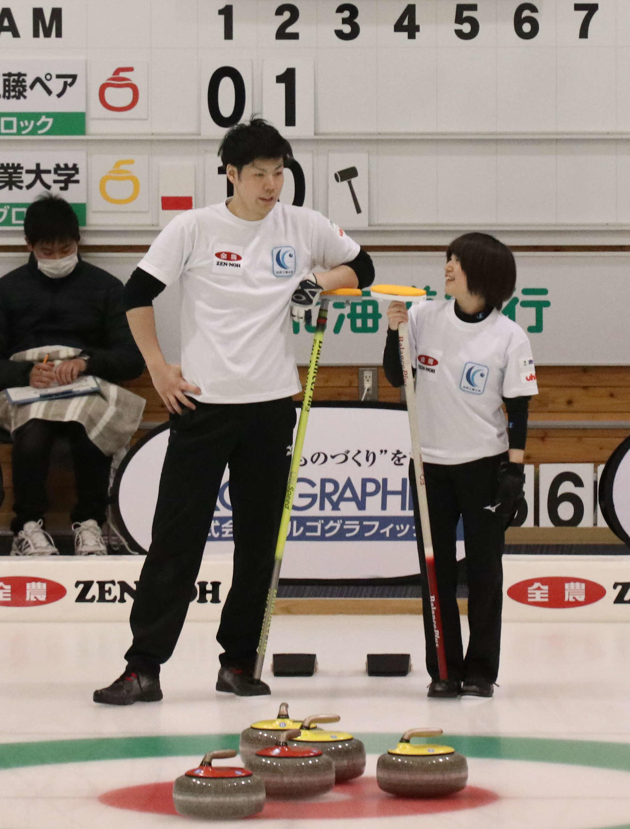 船木、工藤組戦の第3E、リラックスした表情で言葉を交わす北見工大の鹿野（左）と飯島（撮影・浅水友輝）