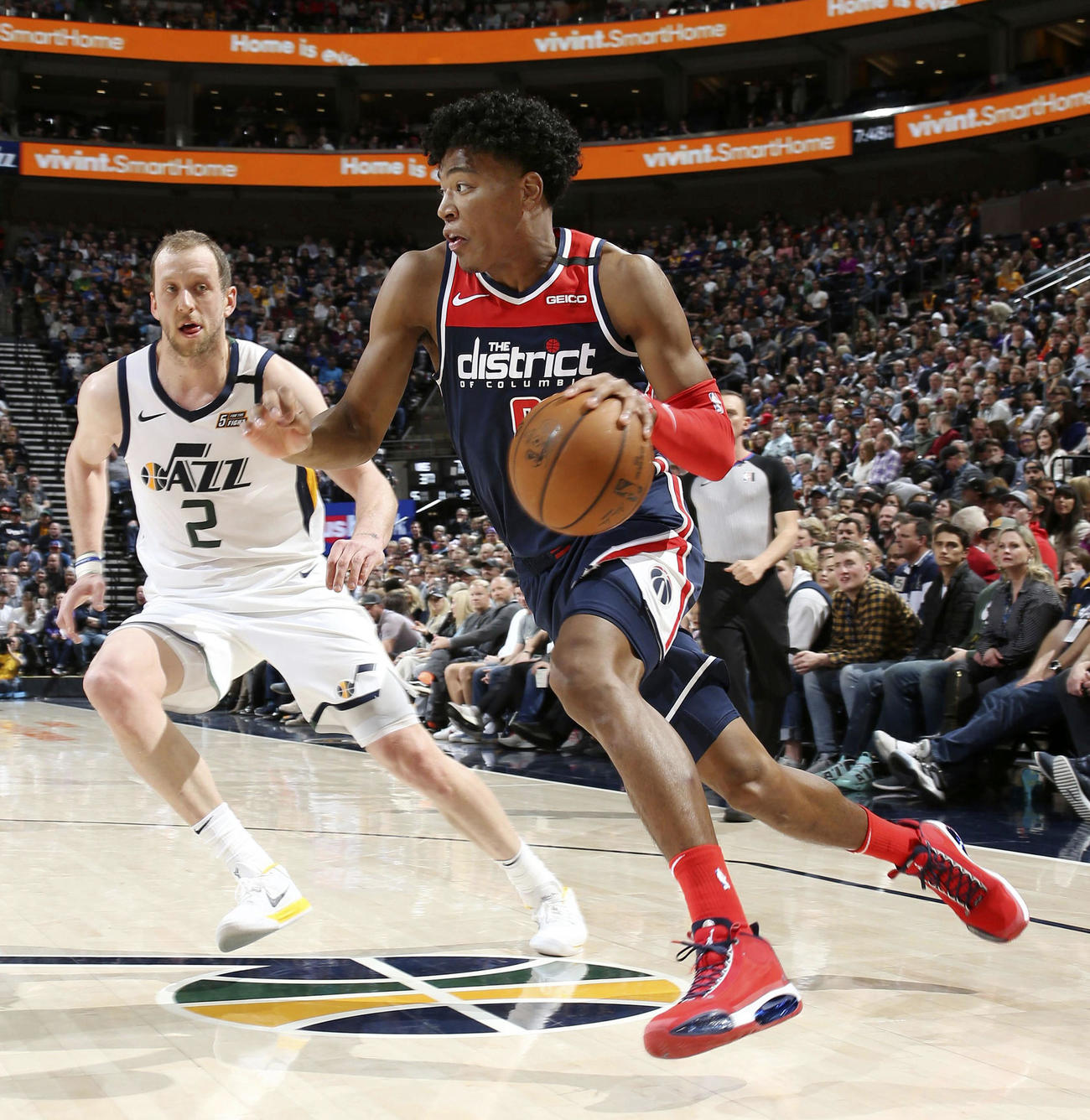 攻め込むウィザーズの八村（右）（NBAE提供・ゲッティ＝共同）