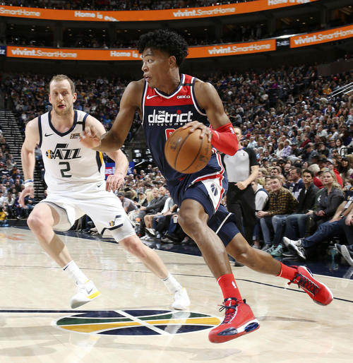 攻め込むウィザーズの八村(右)(NBAE提供・ゲッティ=共同)