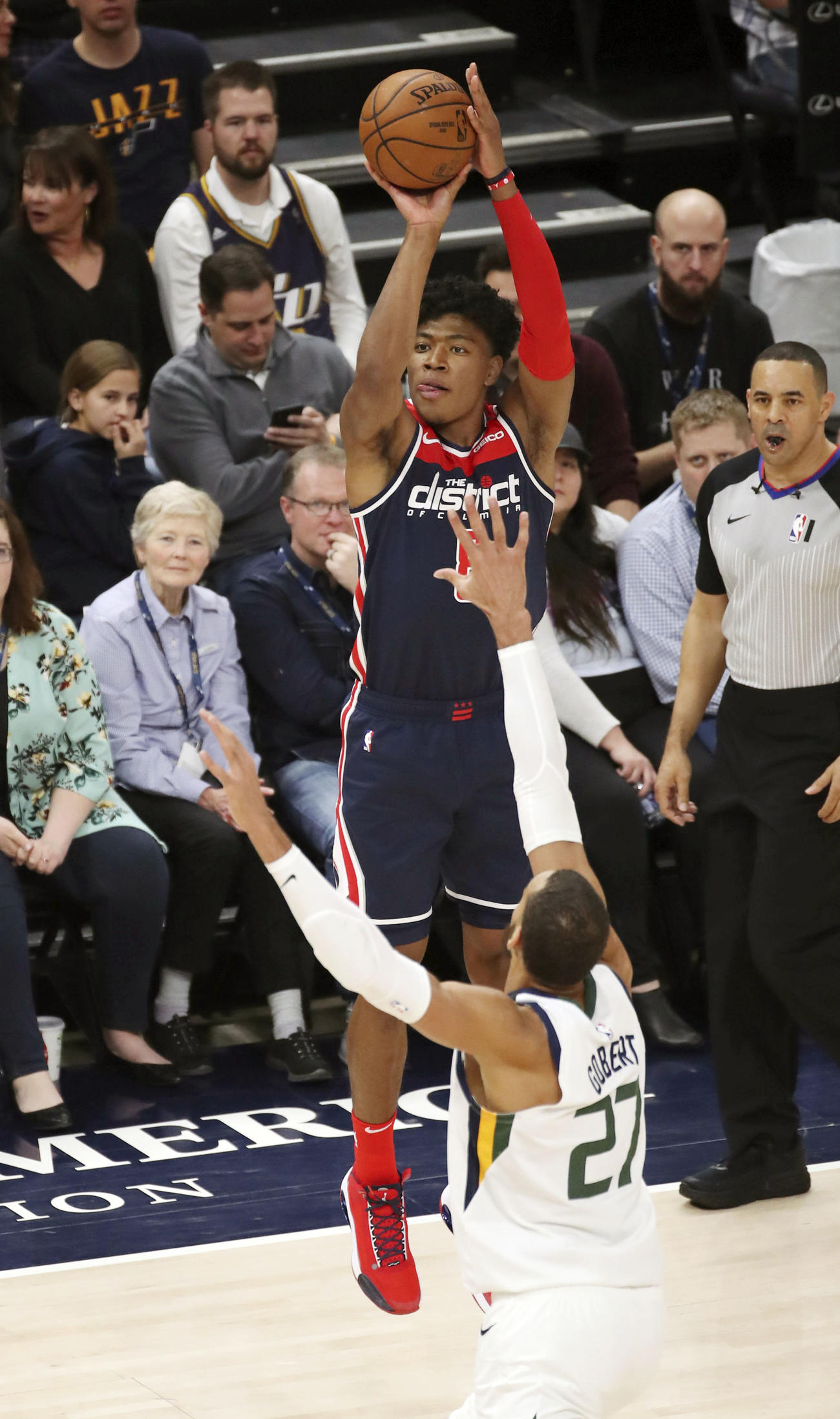 第2クオーター、3点シュートを決めるウィザーズの八村（共同）