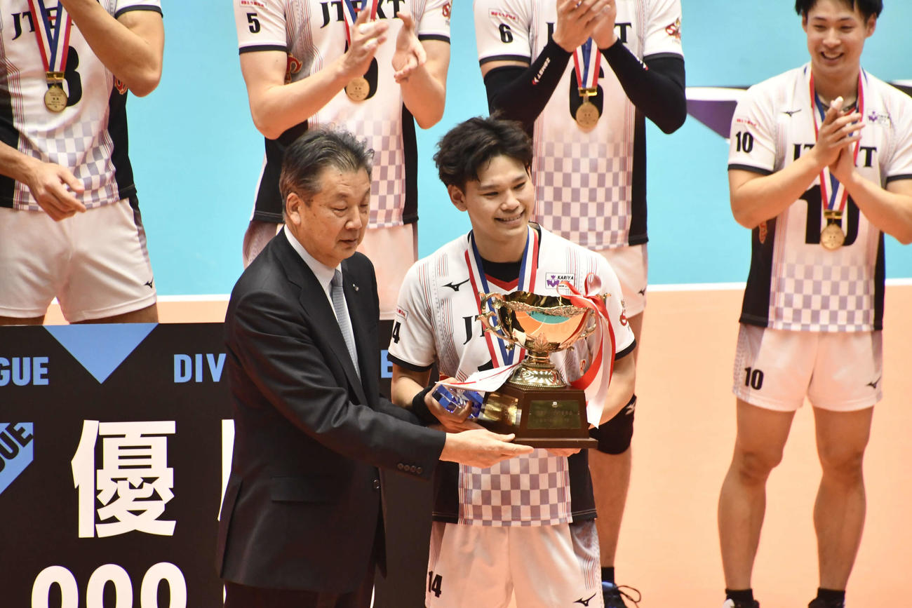 最高殊勲選手賞に輝いた西田（左から2人目）（撮影・平山連）
