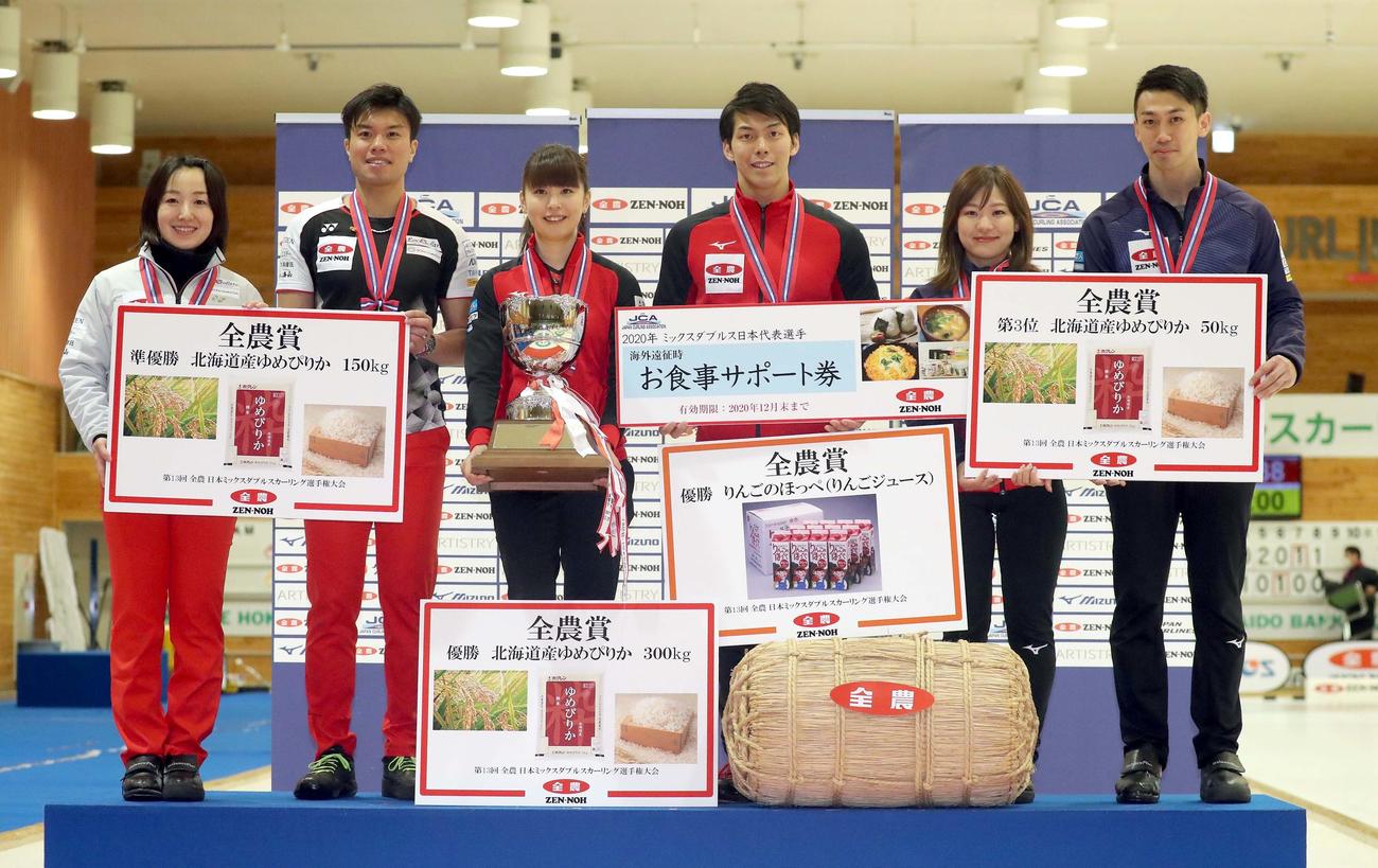 表彰台で記念撮影する、左から藤沢、山口、松村、谷田、吉田、清水（撮影・佐藤翔太）