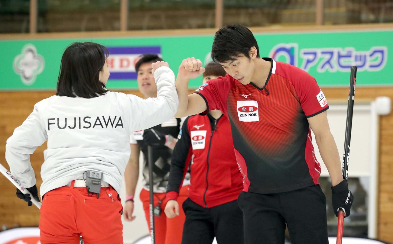 松村・谷田組対藤沢・山口組　優勝を決め対戦相手の藤沢（左）と肘タッチをする谷田（撮影・佐藤翔太）