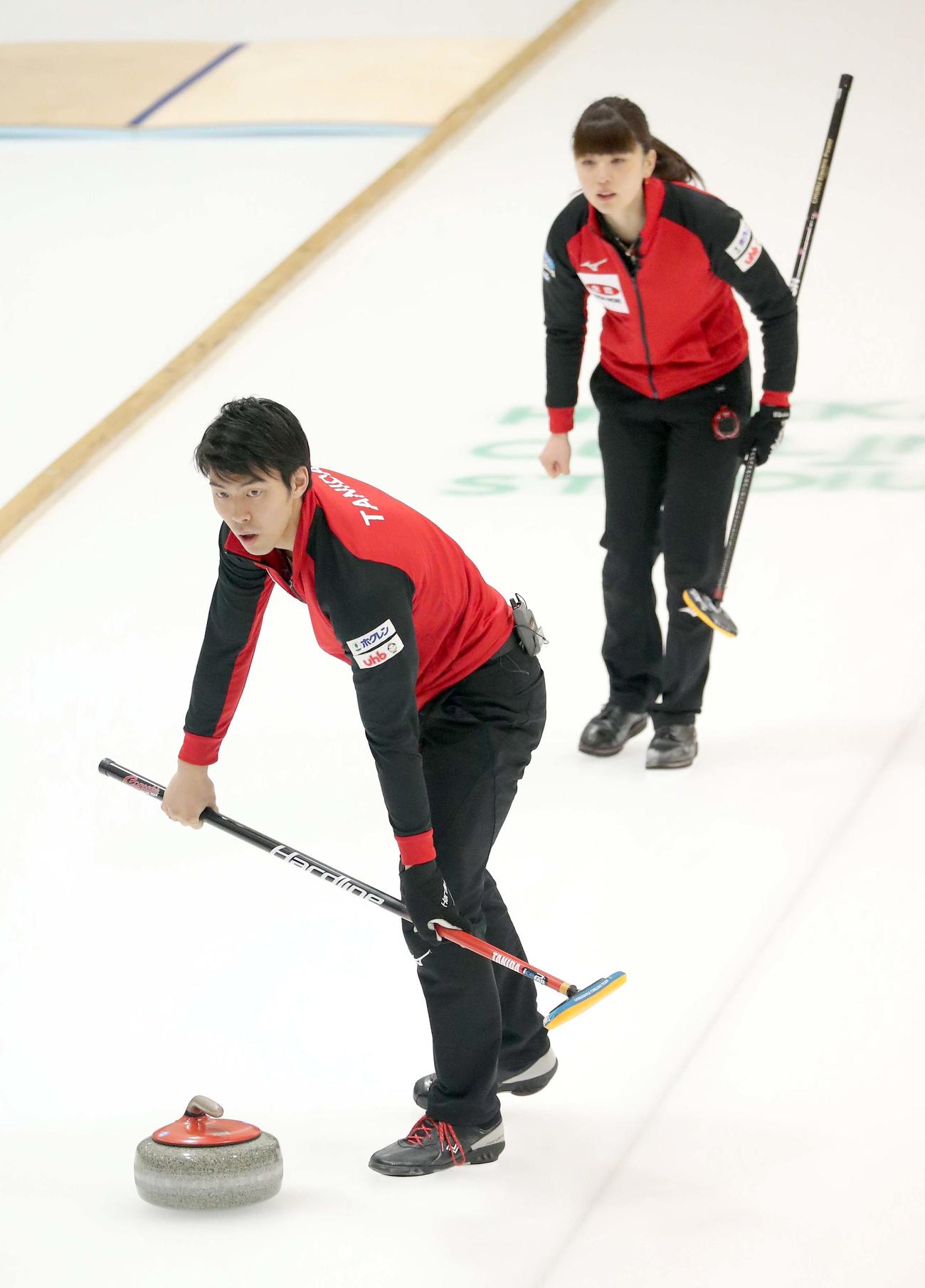 松村・谷田組対藤沢・山口組　第2エンドでストーンの行方を見守る谷田（左手前）と松村（撮影・佐藤翔太）