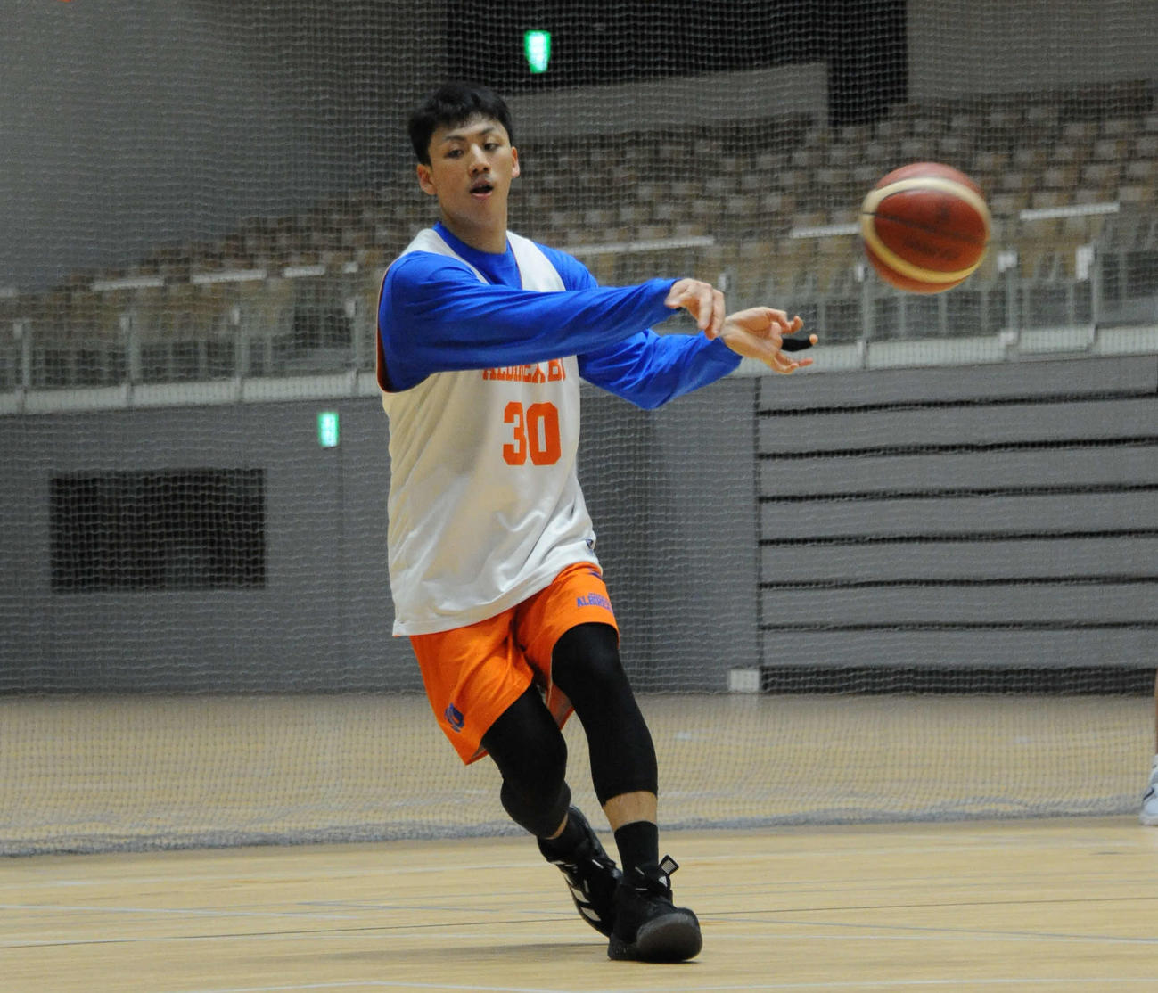 リーグ再開へ向け、練習でパスを出す今村