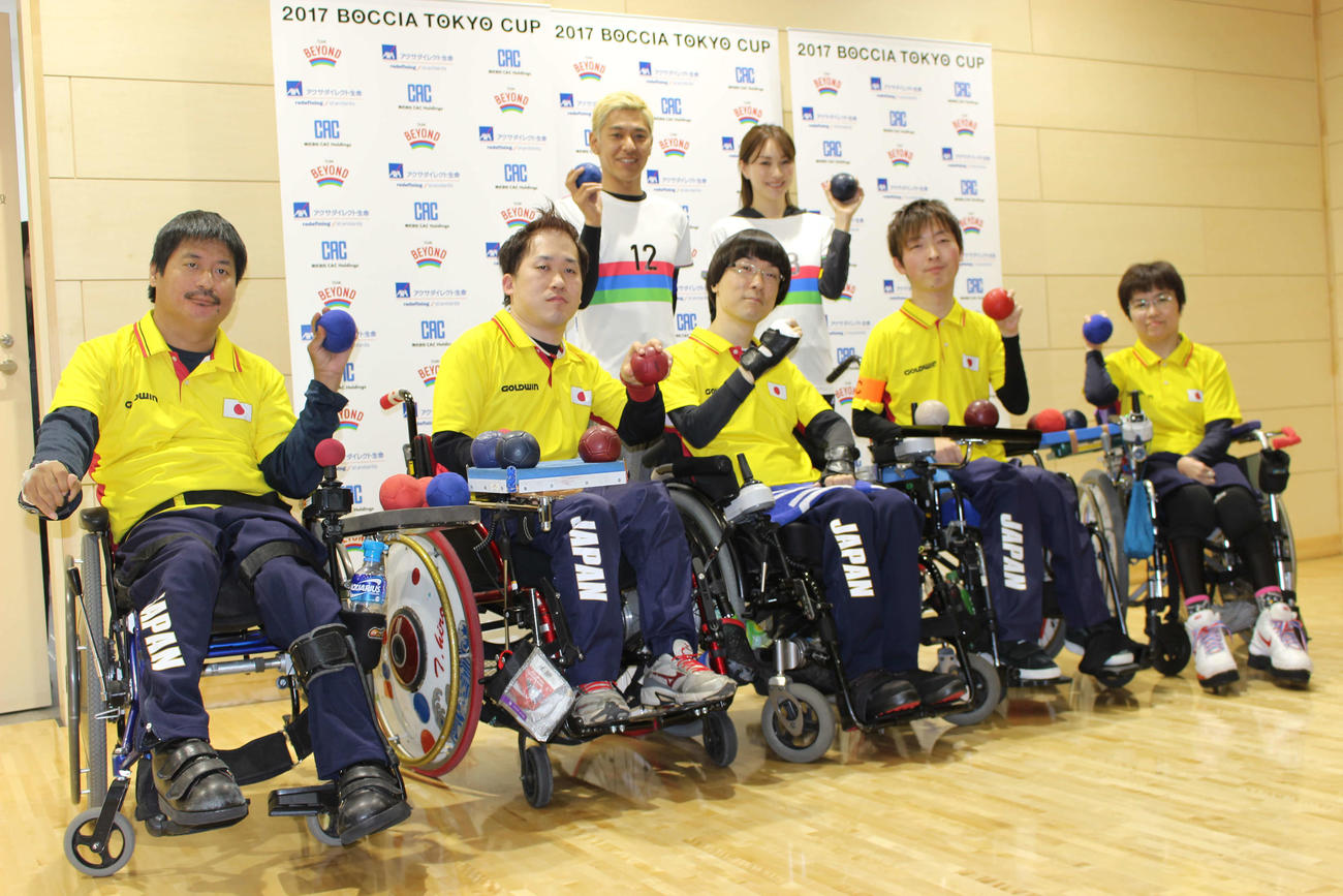ボッチャ東京カップで優勝した日本代表の選手ら　後列左はタレント田村亮、右はモデル蛯原友里（2017年3月18日撮影）