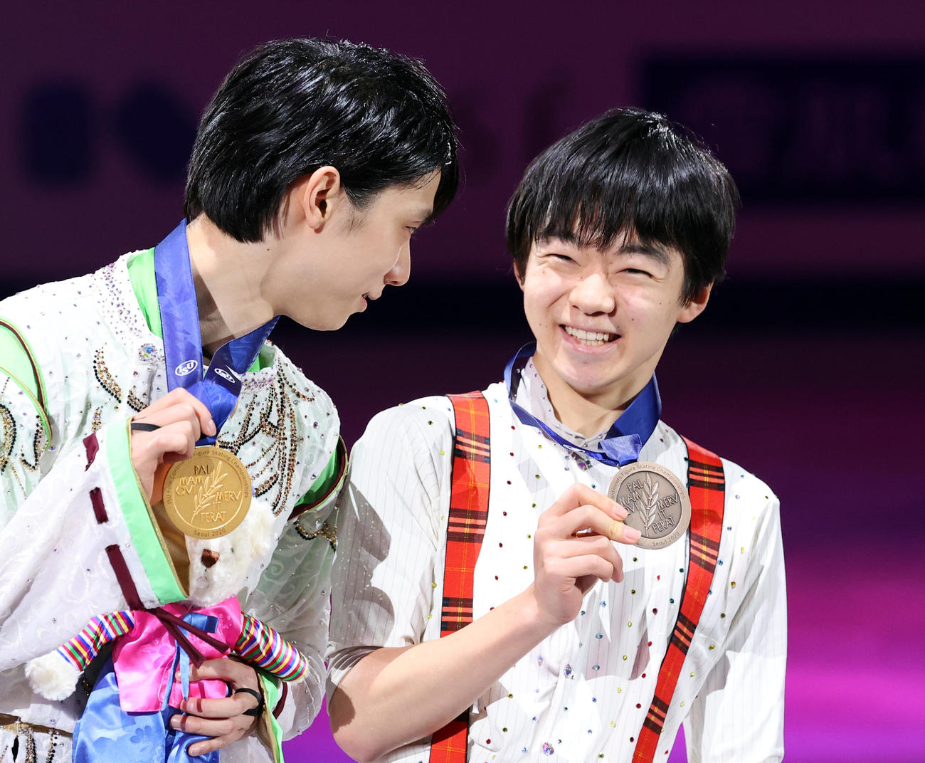 羽生結弦（左）に声をかけられ笑顔の鍵山優真（2020年2月9日撮影）