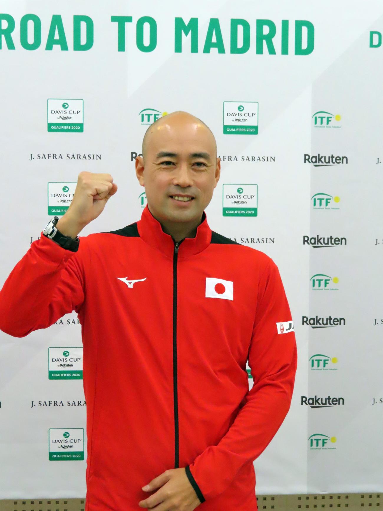 ガッツポーズを見せるテニス日本男子代表の岩渕聡監督