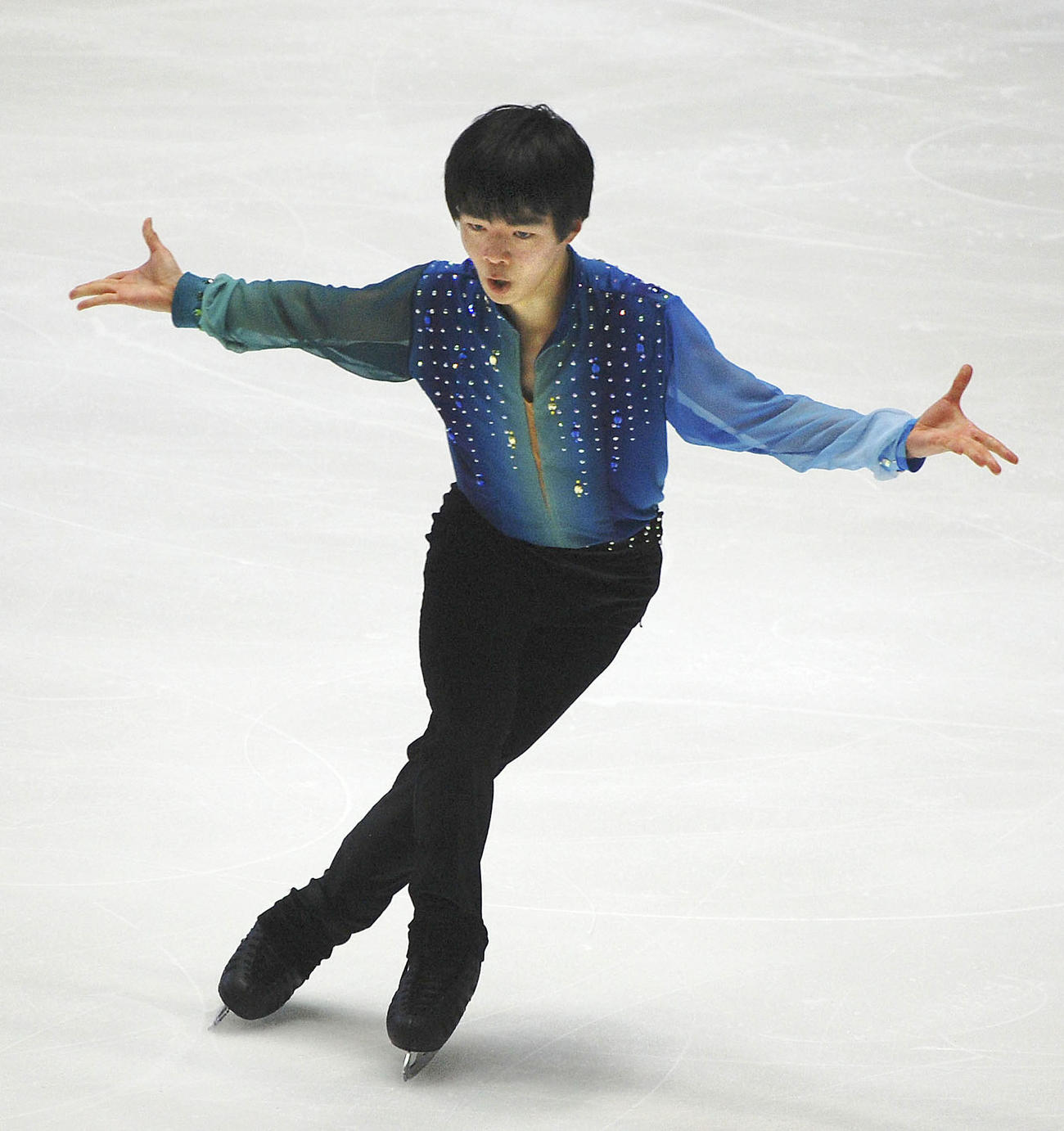 男子SPで首位に立った鍵山優真の演技（共同）