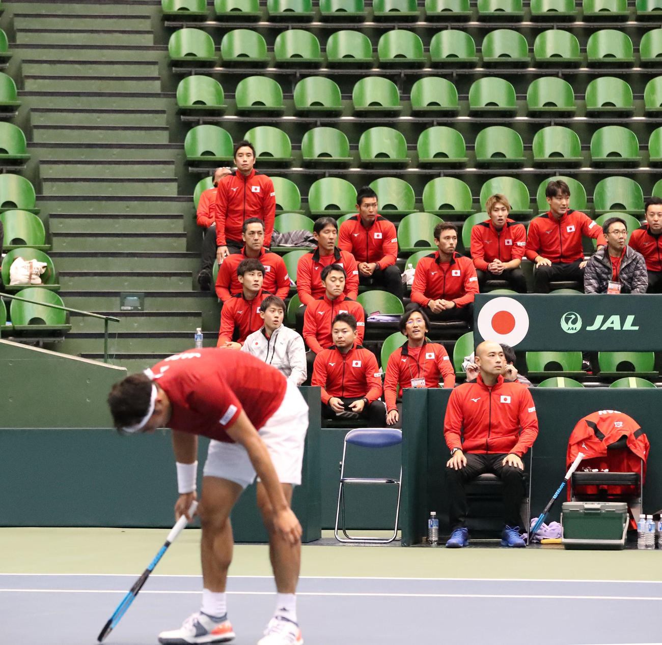 デビス杯予選：日本対エクアドル　内山（左）がキロスとの対戦に敗れ連敗スタートとなった日本チーム（撮影・加藤哉）