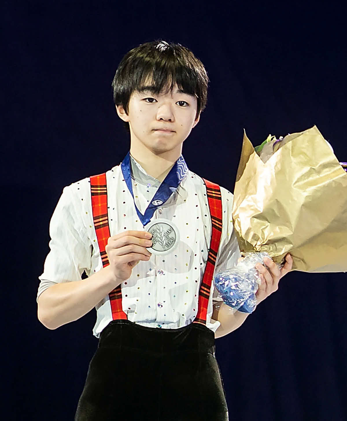 男子で2位となり表彰式でメダルを手にする鍵山優真（ISU提供・ゲッティ＝共同）