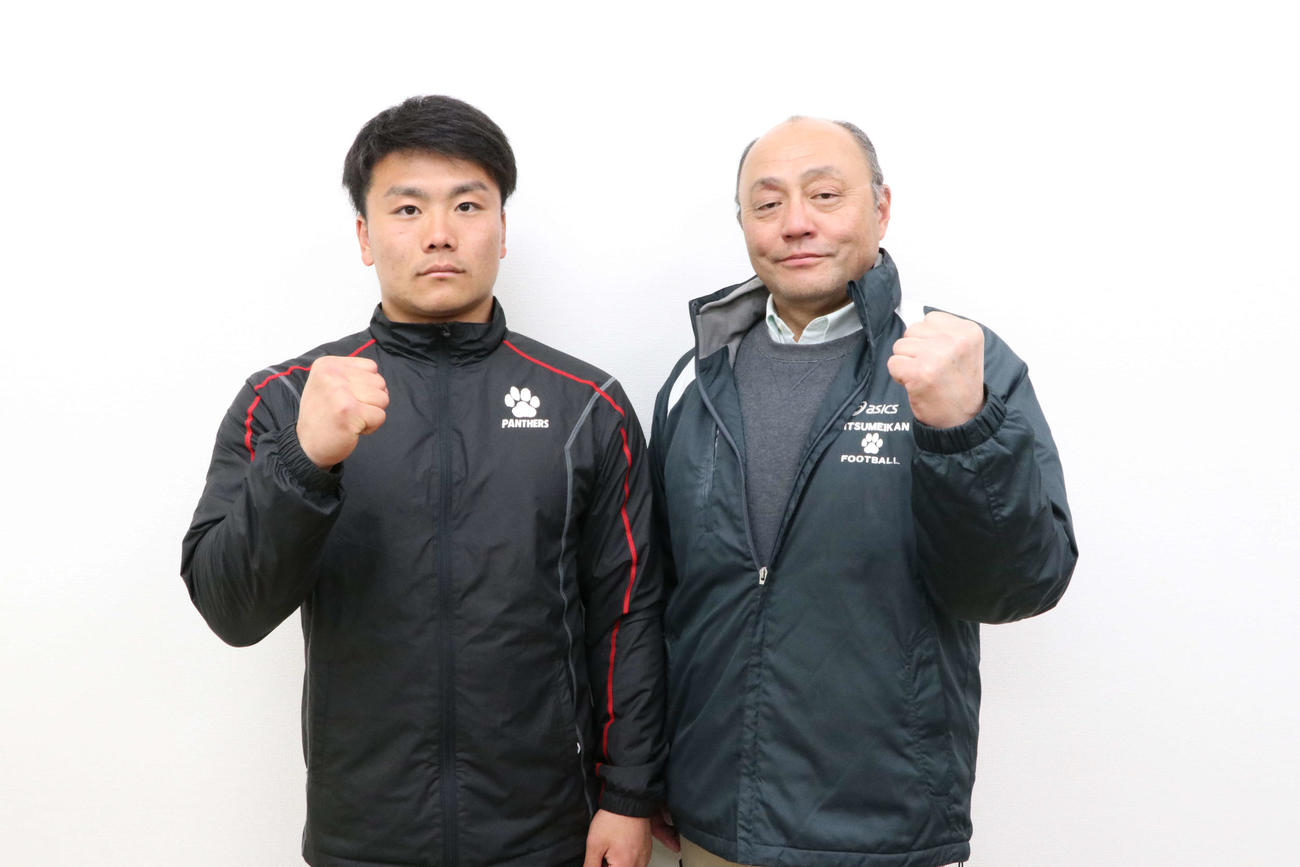 ガッツポーズをする古橋監督（右）と立川主将（左）（撮影・南谷竜則）