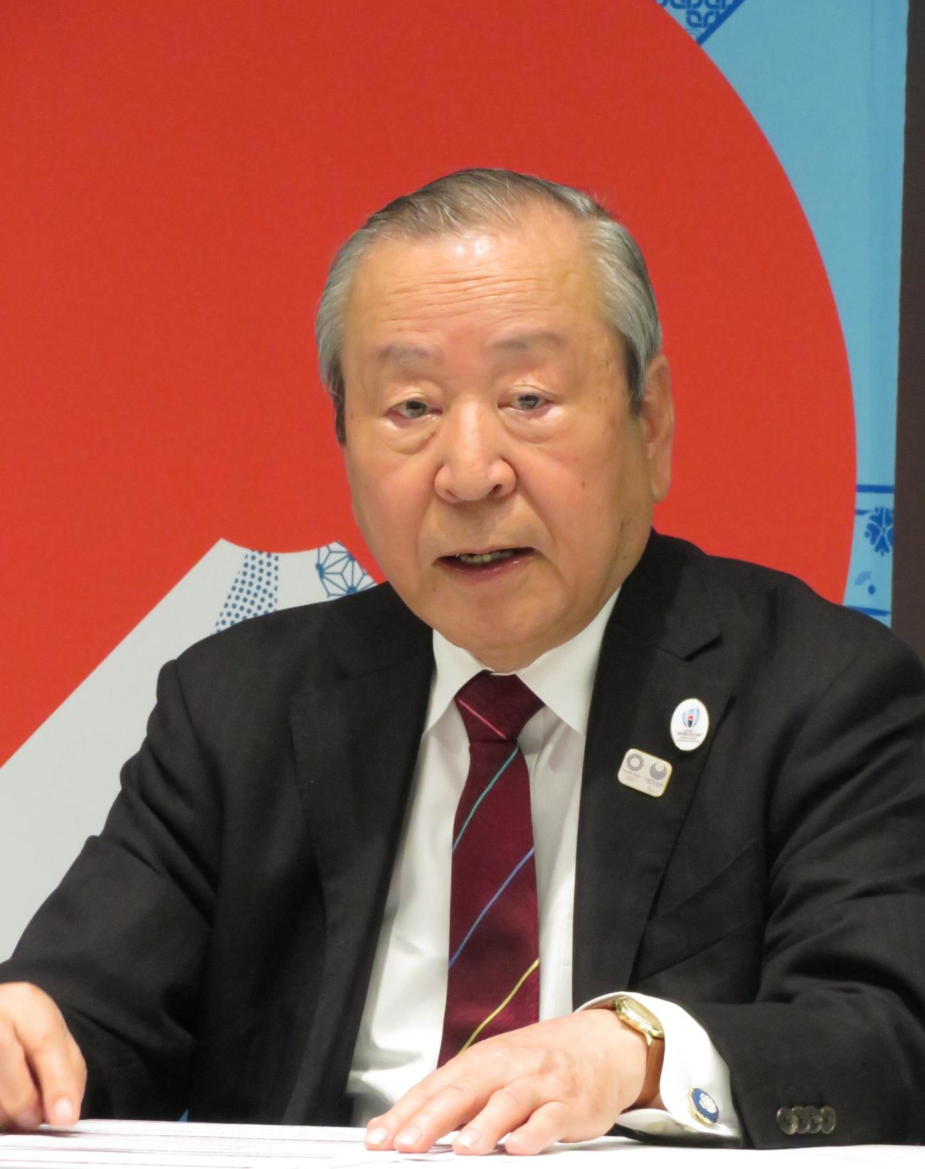 ラグビーW杯組織委員会の理事会後、取材に応じる嶋津昭事務総長（撮影・峯岸佑樹）