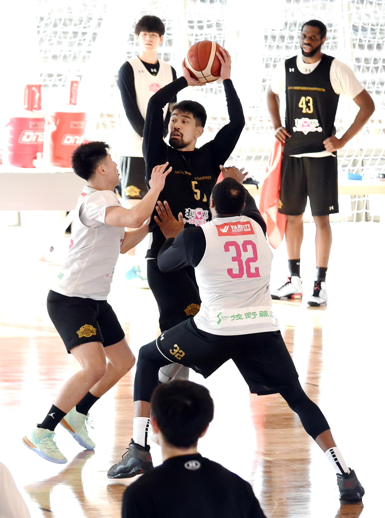 パスコースを探す秋田古川（中央）。左手前から多田、カーター、左奥から西野、コールビー（撮影・山田愛斗）