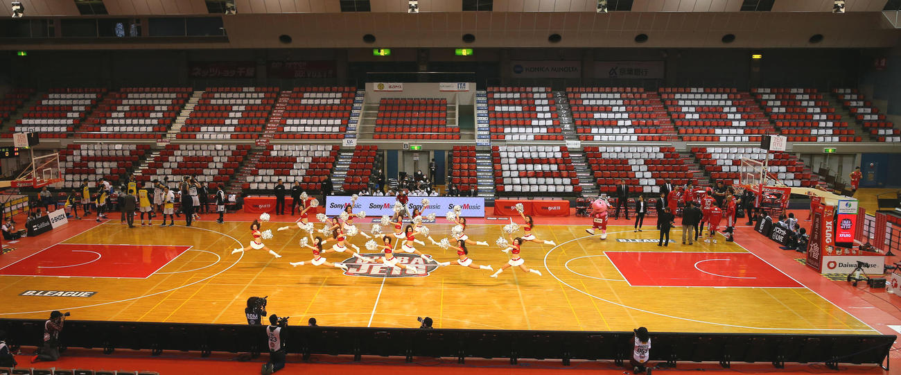 千葉対宇都宮　試合前、華やかに舞う千葉のチアリーダーズ「STAR　JETS」（撮影・大野祥一）