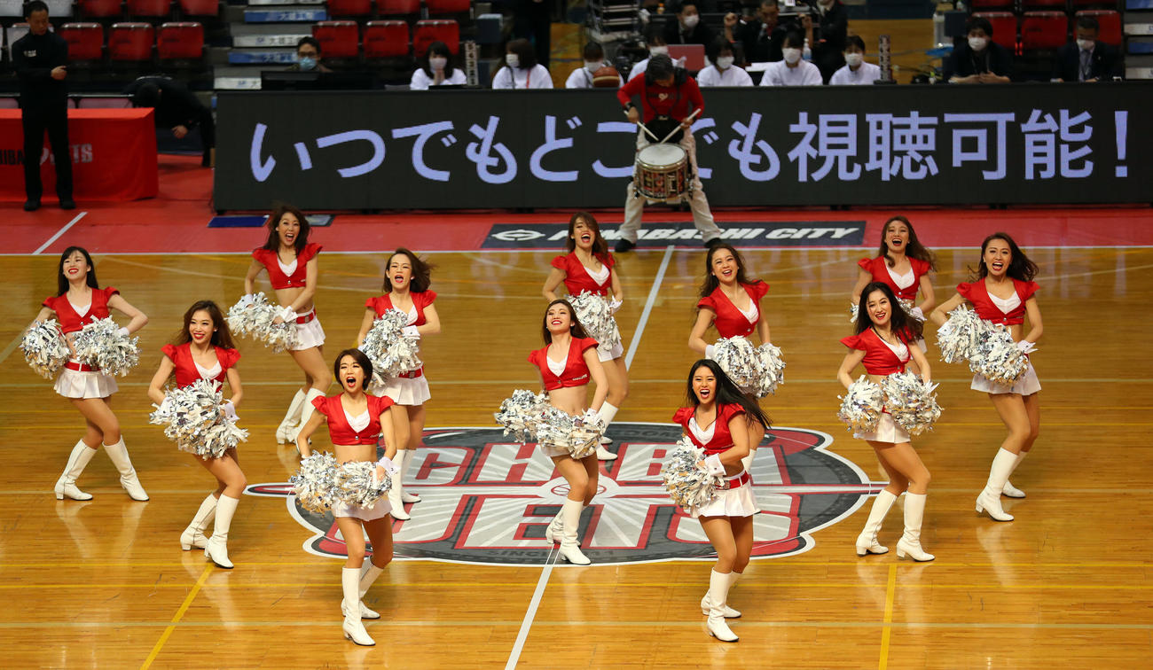 千葉対宇都宮　試合前、華やかに舞う千葉のチアリーダーズ「STAR　JETS」（撮影・大野祥一）