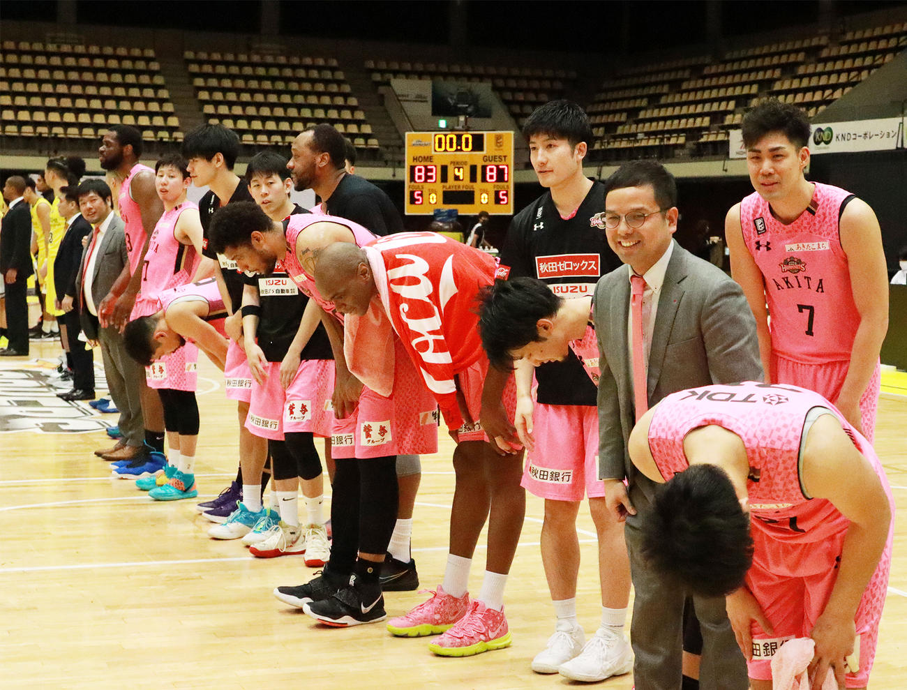 無人のスタンドに一礼する秋田の選手たち。右から3人目は笑顔の前田ヘッドコーチ（撮影・中島郁夫）