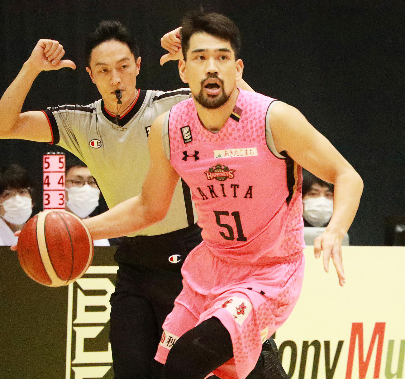 第4Q、果敢に切れ込む秋田古川（撮影・中島郁夫）