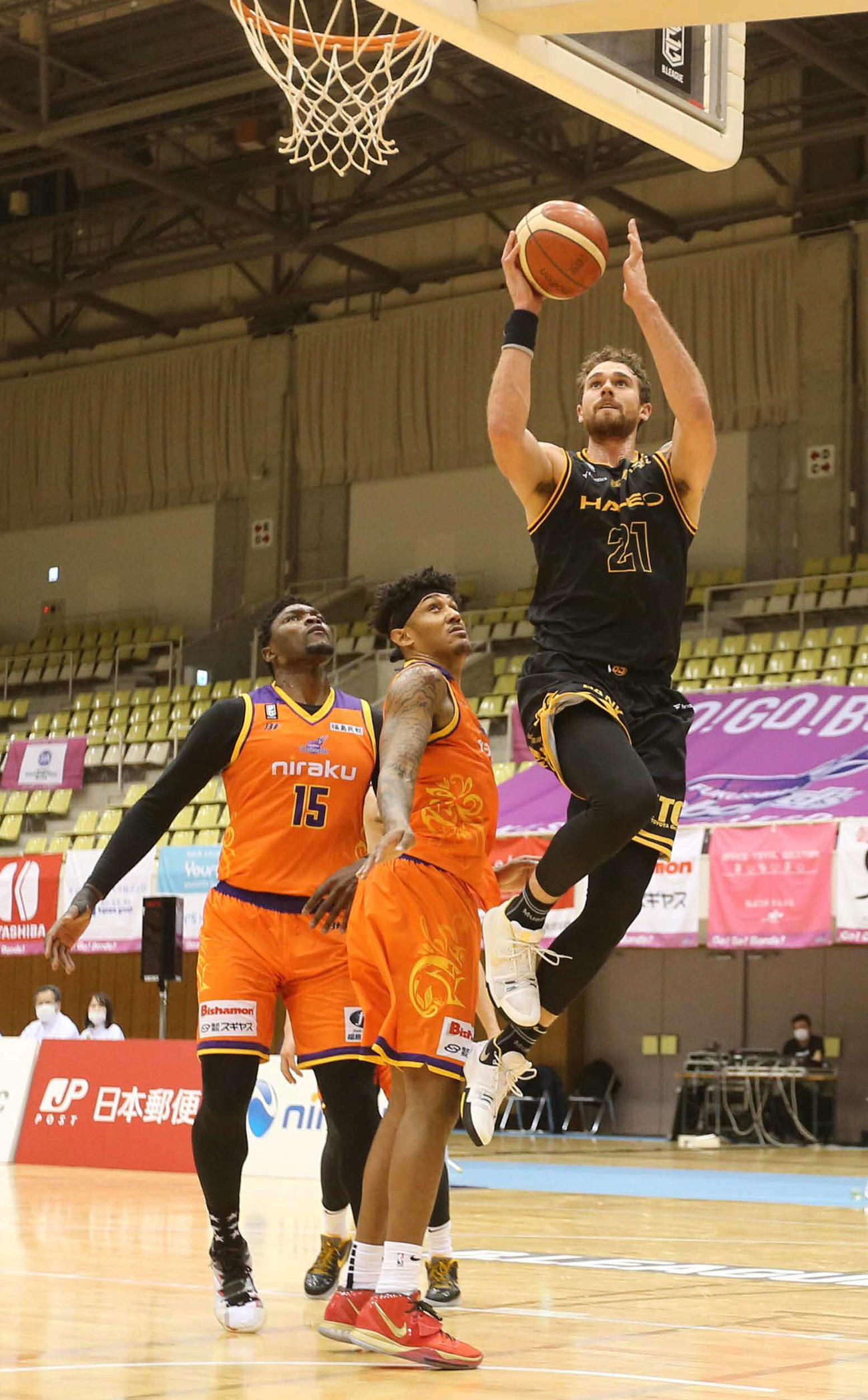福島対仙台　第1Q、無観客の中、シュートを決める仙台ジェイコブセン