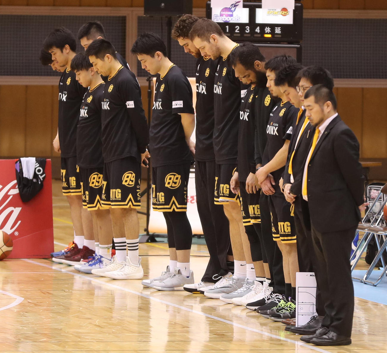 福島対仙台　試合前に、東日本大震災の犠牲者に黙とうを捧げる仙台の選手たち（撮影・野上伸悟）