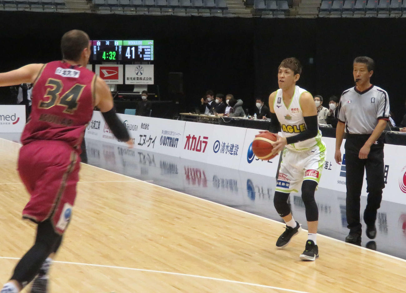 Bリーグ川崎対北海道　第3クオーター、3点シュートを決めるレバンガ北海道・折茂武彦