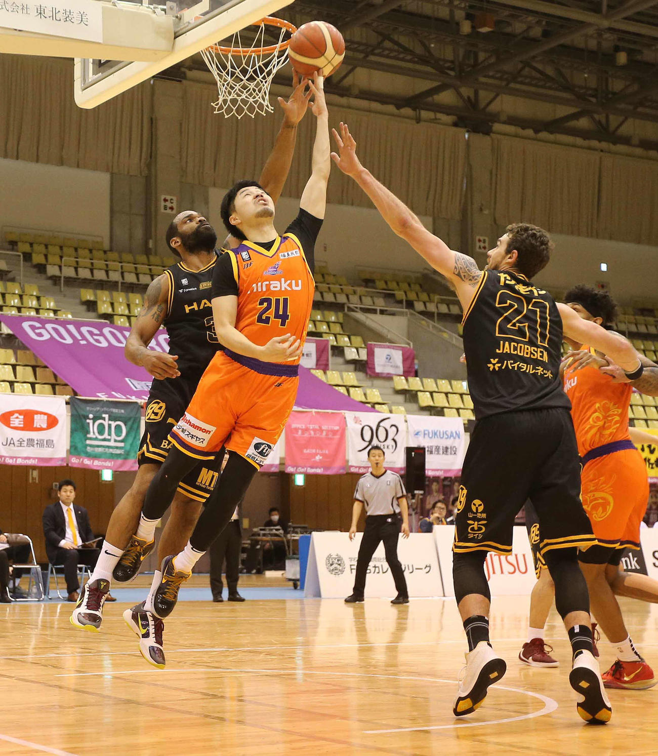 福島対仙台　シュートを放つ福島鈴木（左から2人目）