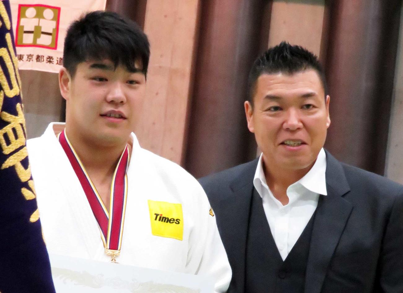 優勝した小川雄勢（左）と記念撮影する父直也氏（撮影・峯岸佑樹）