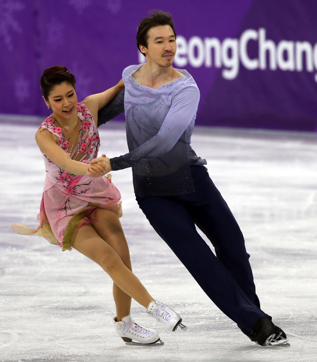 18年2月、平昌五輪アイスダンスフリーで村元哉中（左）と演技をするクリス・リードさん