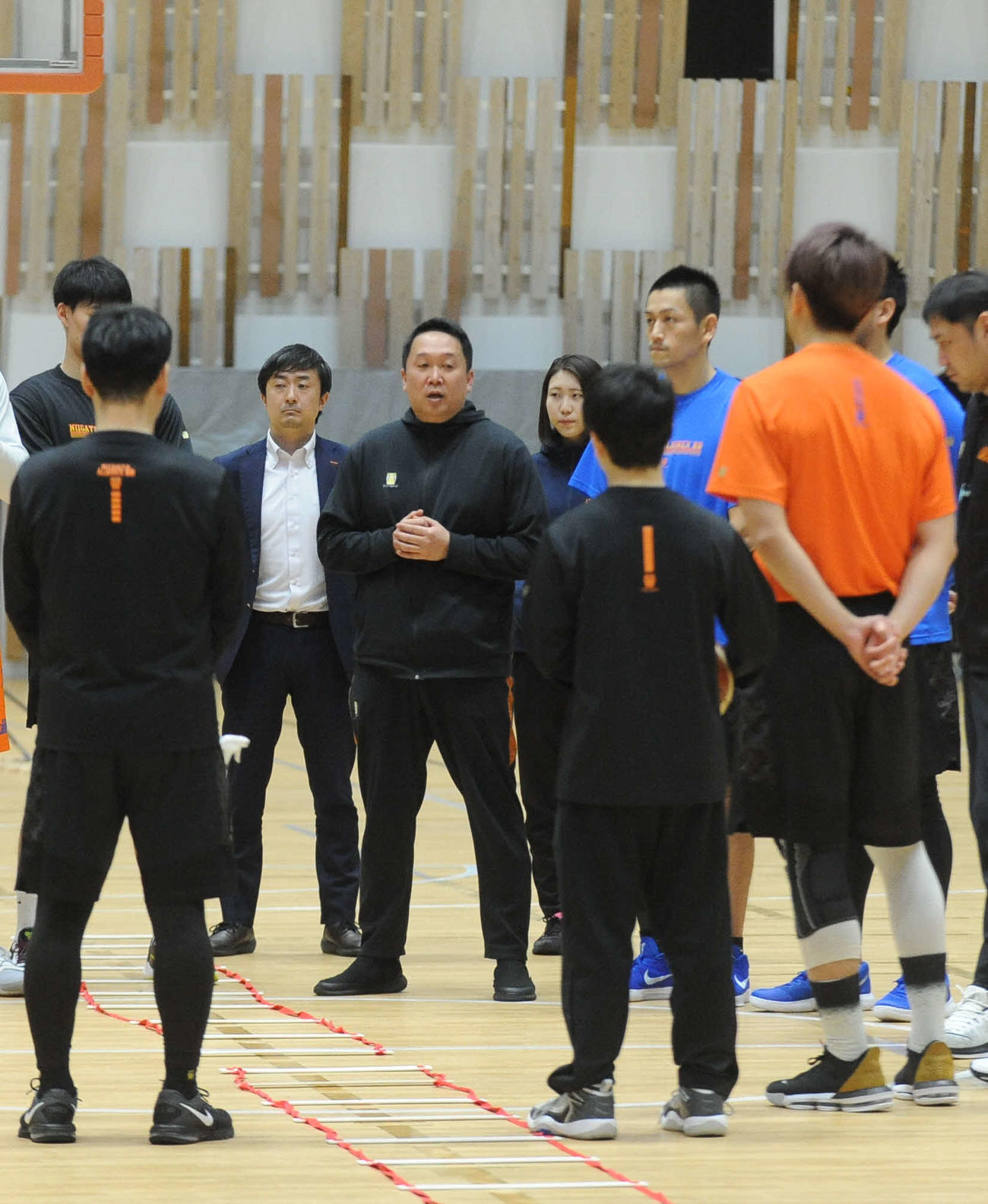 練習前、選手に事情説明をする小菅社長(中央)