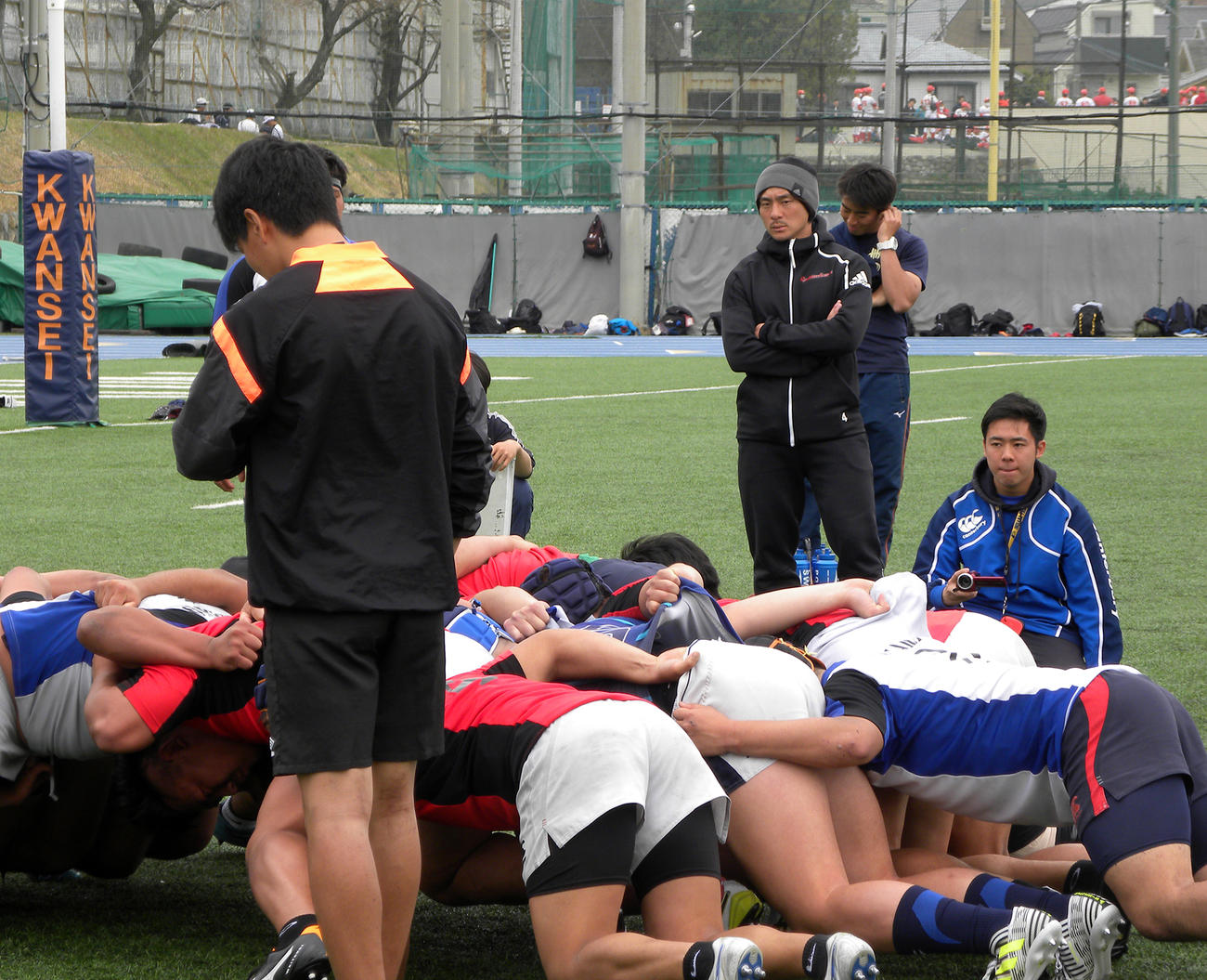 4月に関学大監督へ就任するNTTドコモの小樋山樹（後方右から2人目）はスクラム練習を見守る（撮影・松本航）