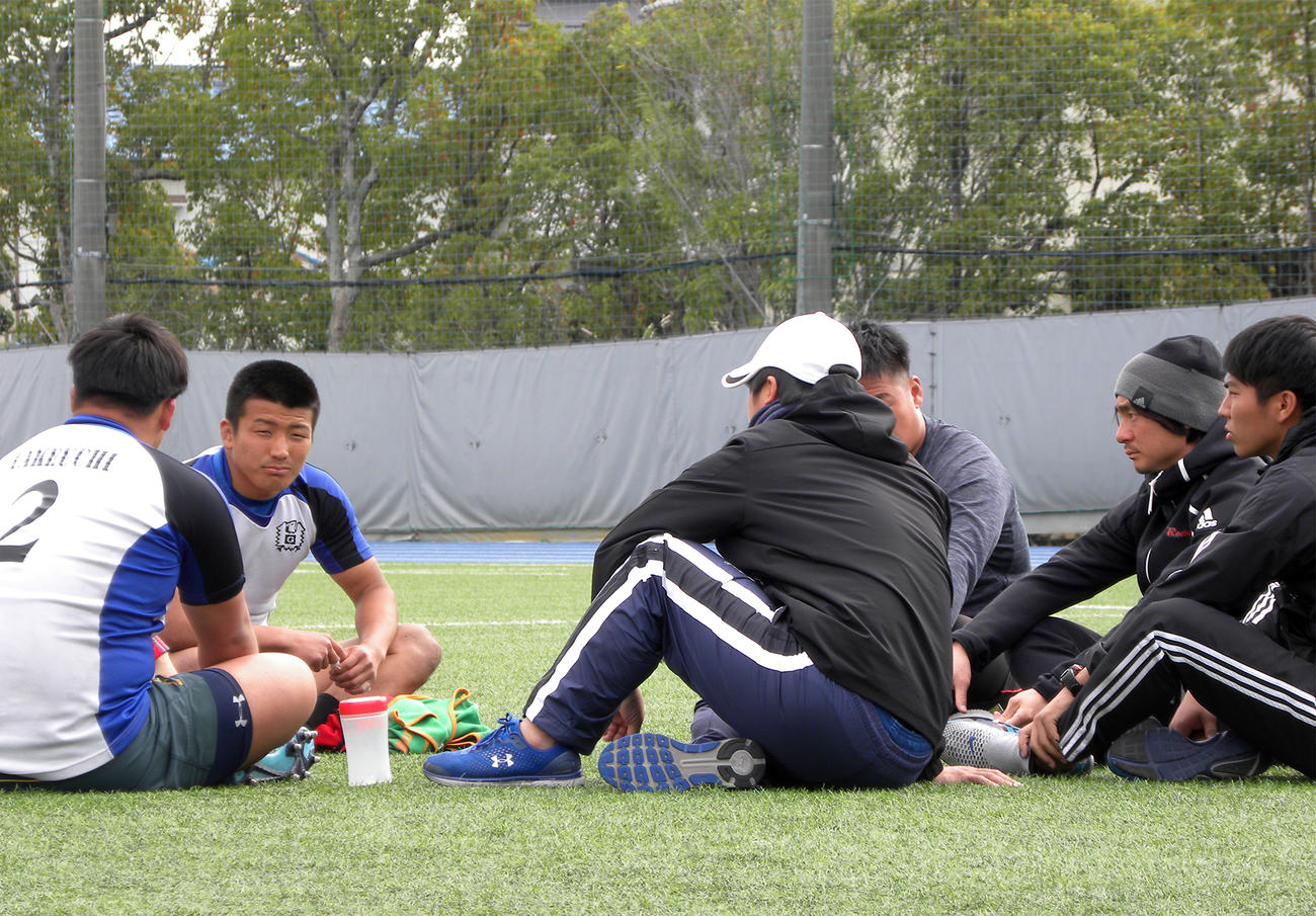 練習後に小樋山樹新監督（右から2人目）らと話し合う関学大の選手、スタッフ（撮影・松本航）