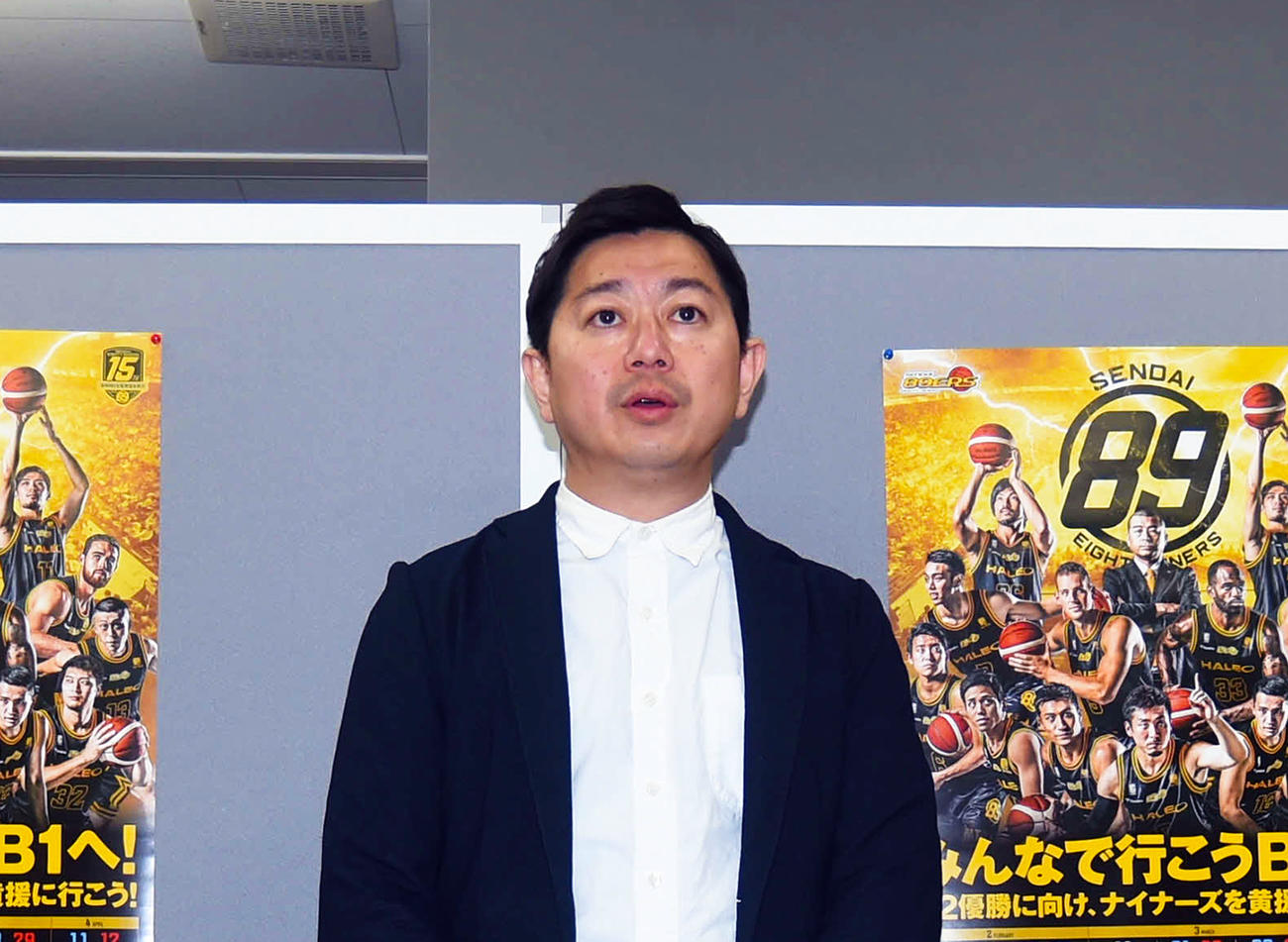 報道陣の質問に答えるB2仙台渡辺社長（撮影・相沢孔志）