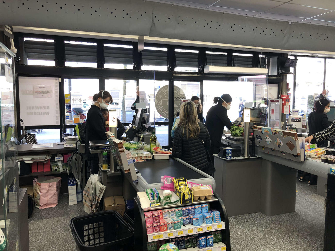 スーパーのレジ係の前はガラスで仕切られている