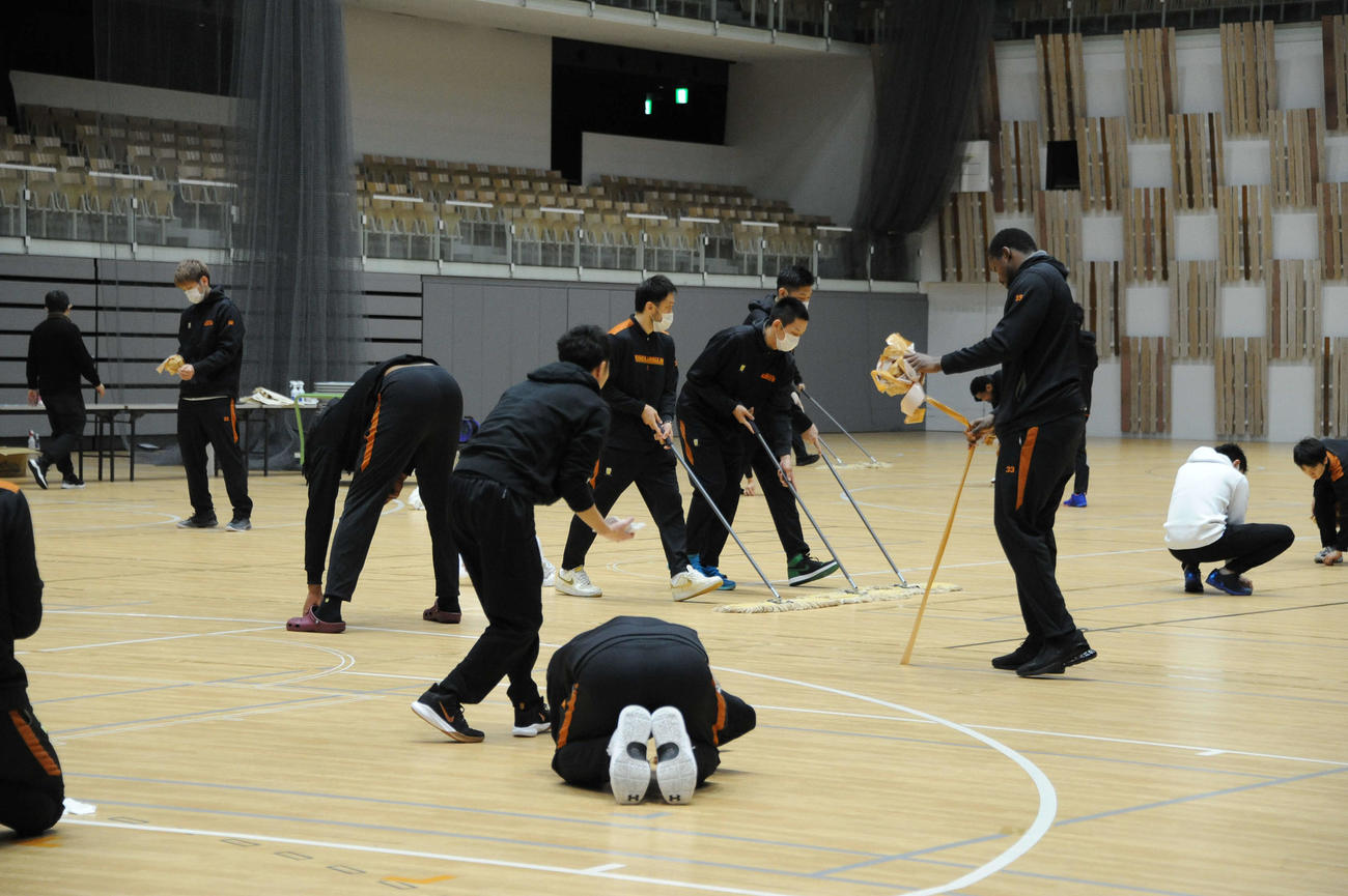 中断期間中、練習で使用したアオーレ長岡のフロアを清掃する新潟のメンバー